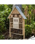 Insektenhotel XXL aus Kiefernholz gefertigt ✔️ Mit Zinkdach ✔️ Mit natürlichen Füllmaterialien ✔️ Eingebaute Metall-Aufhängung ➤ Bestelle direkt bei Alles für Vögel