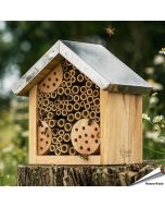 Bienenhaus, gefertigt aus Kiefernholz ✔️ Metalldach als Witterungsschutz ✔️ Befüllt mit Bambus & Rundhölzer ➤ Bestelle direkt bei Alles für Vögel