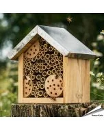 Bienenhaus, gefertigt aus Kiefernholz ✔️ Metalldach als Witterungsschutz ✔️ Befüllt mit Bambus & Rundhölzer ➤ Bestelle direkt bei Alles für Vögel