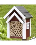 Bienen-Hotel (rot) von Wildlife Garden. Hölzerne Nisthilfe für solitär lebende Wildbienen mit mehreren Nistgängen für einen sonnigen, geschützten Gartenplatz.