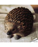 Von Hand gefertigter DecoAnimal Igel aus Holz. Naturgetreu gestaltet und bemalt, mit markanter Stachelstruktur für Igel- und Naturliebhaber.