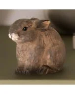 DecoAnimal Kaninchenbaby von Wildlife Garden als braune Holzfigur mit seitlich angelegten Ohren, glänzenden schwarzen Augen, heller Schnauze und kleinen Pfoten.