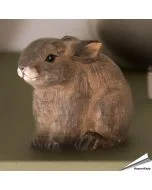 Handgeschnitztes Kaninchenbaby aus Holz. Naturgetreu gestaltet und von Hand bemalt, als dekorative Figur für Tier- und Naturliebhaber.