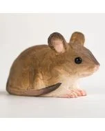 DecoAnimal Maus von Wildlife Garden als braune Holzfigur mit großen runden Ohren, glänzenden schwarzen Augen, rosa Nase und langem Schwanz.