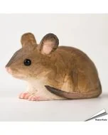 DecoAnimal Maus von Wildlife Garden, handgeschnitzte Holzfigur mit naturgetreuer Gestaltung, großen runden Ohren, heller Bauchpartie und spitzer Schnauze.