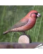 DecoBird Fichtenkreuzschnabel aus Holz mit gekreuztem Schnabel und rötlich-oranger Farbzeichnung. Geschenkidee für Vogel- und Naturfreunde bei Alles für Vögel.