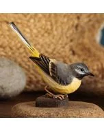 DecoBird Gebirgsstelze von Wildlife Garden, handgeschnitzt aus Holz, ca. 13,3 cm lang und inklusive informativem Heft über die Vogelart.