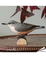 Handgeschnitzter Kleiber in Naturgrösse ✔️ Mit Farben naturgetreu bemalt ✔️ Originelles Geschenk für Vogel- und Naturliebhaber ➤ Alles für Vögel