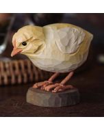 Handgeschnitztes DecoBird Holzküken von Wildlife Garden in natürlicher pickender Haltung. Oster- und Frühlingsdeko aus Holz, ca. 8,5 cm.