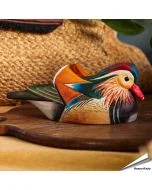 DecoBird Mandarinente von Wildlife Garden, handgeschnitzt aus Holz mit orangefarbenen Schmuckfedern, rotem Schnabel und kontrastreicher Farbzeichnung.