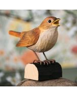 Naturgetreue DecoBird Nachtigall aus handgeschnitztem Lindenholz. Von Hand bemalt, in Originalgröße gefertigt und inklusive Informationsbroschüre – ein besonderes Geschenk für Vogel- und Naturliebhaber.
