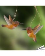 DecoBird Rotrücken-Zimtelfen von Wildlife Garden, 2er-Set handgeschnitzter Holzvögel in Flughaltung mit warmen rostbraunen Farbtönen.