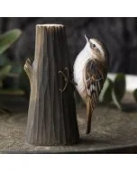 DecoBird Waldbaumläufer aus Holz in typischer Kletterhaltung am Baumstamm. Mit schlanker Körperform, langem Schwanz und gebogenem Schnabel.