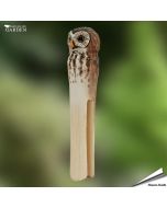 DecoClip - Steinkauz von Wildlife Garden. Handgeschnitzte Holz-Wäscheklammer mit rundem Eulenkopf, gelbem Schnabel und gestreifter Brust.