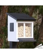 Eichhörnchen Futterbox (weiss) von Wildlife Garden. Holz-Futterhaus für Nüsse, Samen und Eichhörnchenfutter mit Sichtfenstern und schwarzem Klappdeckel.