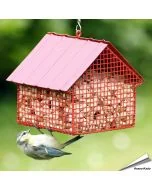 Roter Erdnuss-Futterspender von Wildlife Garden für Erdnüsse und Suet Pellets. 1,2 Liter Inhalt, feinmaschiges Metallgitter und ca. 12,5 x 15,4 x 13,7 cm.