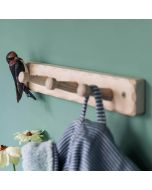 Holz-Wandgarderobe mit drei Knöpfen und handgeschnitzter Rauchschwalbe. Aus Kiefernholz, handbemalt und für Flur, Küche oder Schlafzimmer geeignet.