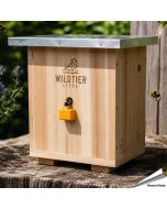 Hummelkasten aus Holz mit Metalldach ✔️ Artgerechte 20mm Eingangsgröße ✔️ Notausgang an der Rückseite ✔️ Seitliche Belüftungslöcher ➤ Online bei www.Allesfuervoegel.de