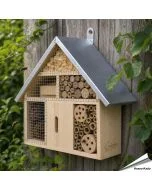 Insektenhotel gefertigt aus Kiefernholz ✔️ Mit Zinkdach ✔️ Mit natürlichen Füllmaterialien ✔️ Eingebaute Metall-Aufhängung ➤ Bestelle jetzt bei Alles für Vögel