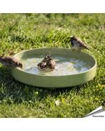 Frostbeständige Wassertränke für Gartenvögel aus Keramik ✔️ Mit stabilem, pulverbeschichtetem Metallständer ✔️ Für Garten, Terrasse oder Balkon ✔️ Bestelle jetzt im Alles für Vögel Shop