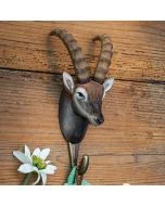 Kleiderhaken Alpensteinbock von Wildlife Garden an einer rustikalen Holzwand, mit braunem Steinbockkopf, langen gerippten Hörnern und Metallhaken.