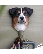Handgeschnitzter Kleiderhaken Australischer Schäferhund von Wildlife Garden mit weißer Blesse, Kupfertönen, Glasaugen und Metallhaken.