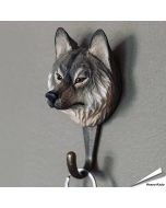 Handgefertigter Kleiderhaken mit Wolf-Motiv ✔️ Mit ungiftigen Farben naturgetreu bemalt ✔️ Tragkraft: 10 kg ✔️ Originelles Geschenk für Vogel- und Naturliebhaber ➤ Bestelle online bei Alles für Vögel