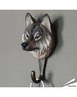 Handgeschnitzter Kleiderhaken Eurasischer Wolf von Wildlife Garden mit Holzkopf, Glasaugen und Metallhaken. Ca. 4,7 x 5,9 x 11 cm.