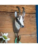 Kleiderhaken Gämse von Wildlife Garden an einer rustikalen Holzwand, mit braun-weißem Gämsenkopf, gebogenen Hörnern und Metallhaken.