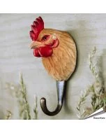 Handgeschnitzter Kleiderhaken Henne von Wildlife Garden mit rotem Kamm, goldbraunem Holzkopf, Glasdetails und Metallhaken. Ca. 5 x 5,5 x 12 cm.