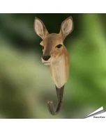 Handgeschnitzter Kleiderhaken Reh von Wildlife Garden aus Holz, mit Glasaugen und bronzefarbenem Metallhaken. Dekorativ und praktisch für die Wand.