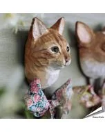 Handgeschnitzter Kleiderhaken Rote Hauskatze von Wildlife Garden mit rot-orangem Holzkopf, Glasaugen und Metallhaken. Ca. 4,5 x 5 x 12 cm.
