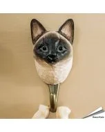 Handgeschnitzter Kleiderhaken Siamkatze von Wildlife Garden mit blauen Glasaugen, dunkler Point-Zeichnung und Metallhaken. 5,5 x 5,8 x 12 cm.