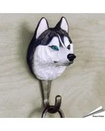 Handgeschnitzter Kleiderhaken Sibirischer Husky von Wildlife Garden mit schwarz-weißer Gesichtszeichnung, hellen Augen und Metallhaken. Ca. 5,5 x 6,5 x 12 cm.