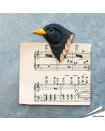 Kühlschrankmagnet Amsel von Wildlife Garden aus Holz. Handgeschnitzter Vogelkopf mit schwarzer Färbung und gelb-orangefarbenem Schnabel. 51 x 12 x 53 mm.