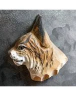 Kühlschrankmagnet Luchs aus Holz von Wildlife Garden mit schwarzen Ohrpinseln, braun geflecktem Fell und heller Schnauze auf einer dunkelgrauen Metallfläche.