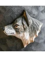Kühlschrankmagnet Grauer Wolf aus Holz von Wildlife Garden mit graubraunem Fell, spitzem Ohr und heller Schnauze auf einer dunkelgrauen Metallfläche.