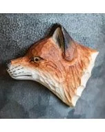 Kühlschrankmagnet Fuchs aus Holz von Wildlife Garden mit rotbraunem Fell, spitzen Ohren und weißer Schnauze auf einer dunkelgrauen Metallfläche.
