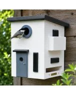 Multiholk Bauhaus von Wildlife Garden: Nistkasten und Futterhaus in einem, mit 32-mm-Einflugöffnung und klarer, funktionalistischer Gestaltung.