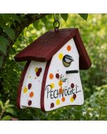 Handbeschilderde houten nestkast Hobbit für Pechvögel met kleurrijk spetterdesign, zitstokje en ronde invliegopening. Origineel cadeau voor tuinliefhebbers.