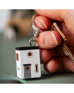 Handgefertigter Schlüsselanhänger aus Lindenholz im Design der Multiholk Bauhaus. Ein originelles Geschenk für Vogel-, Natur- und Architekturliebhaber.