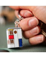 Handgefertigter Schlüsselanhänger aus Lindenholz im Design der Multiholk De Stijl. Ein originelles Geschenk für Vogel-, Natur- und Skandinavienliebhaber.