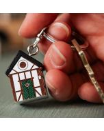 Handgefertigter Schlüsselanhänger aus Lindenholz im Design der Multiholk Fachwerkaus. Ein originelles Geschenk für Vogel-, Natur- und Skandinavienliebhaber.