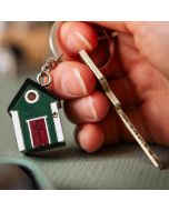 Handgefertigter Schlüsselanhänger aus Lindenholz im Design der Multiholk Jagdhaus. Ein originelles Geschenk für Vogel-, Natur- und Skandinavienliebhaber.