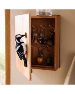 Wildlife Garden Schlüsselkasten aus Holz mit handgeschnitztem Buntspecht, 7 Schlüsselhaken und Magnetverschluss. Praktisch und dekorativ für den Flur.