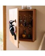 Wildlife Garden Schlüsselkasten aus Holz mit handgeschnitztem Buntspecht, 7 Schlüsselhaken und Magnetverschluss. Praktisch und dekorativ für den Flur.