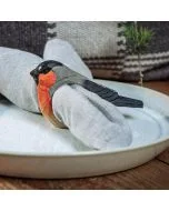 Handgeschnitzter Serviettenring Gimpel von Wildlife Garden aus Holz mit orange-roter Brust, schwarzer Kopfplatte und grauem Rücken. Für Stoff- und Papierservietten.