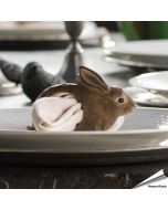 Handgeschnitzter Serviettenring Kaninchen von Wildlife Garden aus Holz, handbemalt in Braun- und Grautönen. Für Stoff- und Papierservietten.