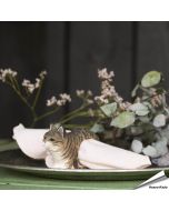 Handgeschnitzter Serviettenring Katze von Wildlife Garden aus Holz mit Tabby-Streifen und Glasaugen. Für Stoff- und Papierservietten.