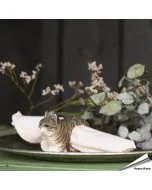 Handgeschnitzter Serviettenring Katze von Wildlife Garden aus Holz mit Tabby-Streifen und Glasaugen. Für Stoff- und Papierservietten.